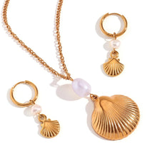 Load image into Gallery viewer, This bohemian stainless steel necklace comes in a 18K plated gold colour. It is adorned with a beautiful shell pendant and a little natural freshwater pearl on top of it. This necklace can perfectly spice up your evening summer outfit . It has lobster clasp and adjustable chain.