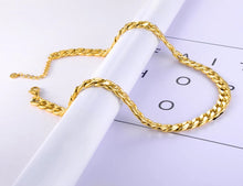 Load image into Gallery viewer, Stainless steel necklace comes in a rose gold, gold and silver colour. It is made of a thick chain with big links. Due to its thickness it is a statement necklace that do not need any additional accessory around your neck. The necklace is perfect for daily and night outfits. It has lobster clasp.