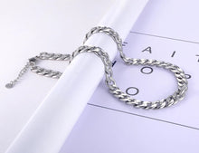Load image into Gallery viewer, Stainless steel necklace comes in a rose gold, gold and silver colour. It is made of a thick chain with big links. Due to its thickness it is a statement necklace that do not need any additional accessory around your neck. The necklace is perfect for daily and night outfits. It has lobster clasp.