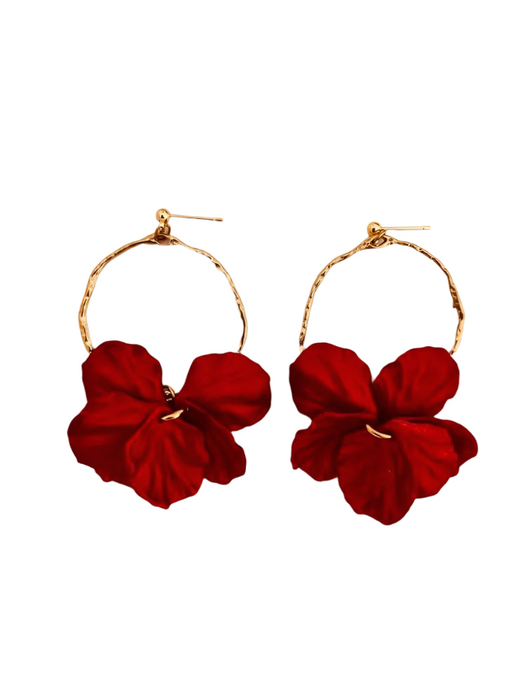 Add a touch of delicate elegance to your look with these minimalistic stud earrings. Featuring thin stainless steel circles adorned with shell flower petals, they offer a perfect blend of modern simplicity and natural beauty. Lightweight and versatile, these earrings are ideal for everyday wear or special occasions, effortlessly complementing any outfit with their subtle charm.