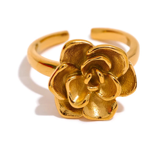 This exquisite stainless steel ring showcases a beautifully cast floral design, plated in vintage-inspired 18K gold for a timeless, elegant look. With its waterproof durability, this piece is crafted to maintain its charm through any occasion, making it a perfect accessory for galas or special events.