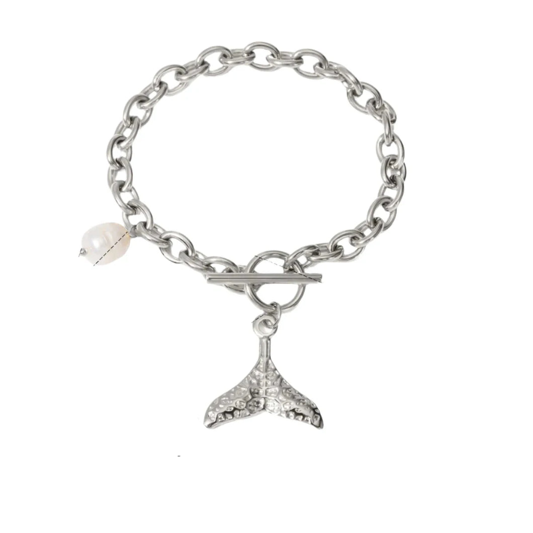 Add a touch of seaside charm to your look with this Summer Stainless Steel Fishtail and Star Charm Bracelet. Plated in radiant 18K gold and designed with a delicate drop chain, this stylish bracelet features playful fishtail and pearl charms that capture the essence of summer. Waterproof and durable, it's perfect for everyday wear, whether you're at the beach or adding a touch of whimsy to your daily outfit.