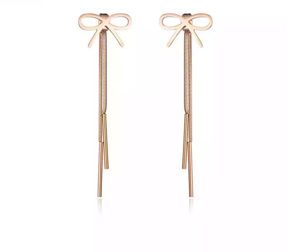 Beautiful stainless steel earrings come in two colours: rose gold and silver. Drop earrings in a shape of a bow are additionally adorned with two hanging chains. Earrings are three times rose gold plated and make a great accessory for your evening night out. They have stud fastening.