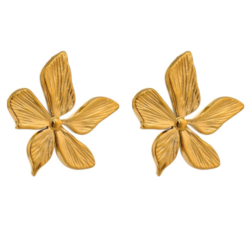 Elegant stainless steel earrings are made in a gold colour. Earrings are made in a shape of a small flower. The surface of the petals is carved which makes them more interesting end effective. Earrings have real gold plating and represent great accessory to your everyday outfit. They have stud fastening.