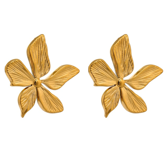 Elegant stainless steel earrings are made in a gold colour. Earrings are made in a shape of a small flower. The surface of the petals is carved which makes them more interesting end effective. Earrings have real gold plating and represent great accessory to your everyday outfit. They have stud fastening.